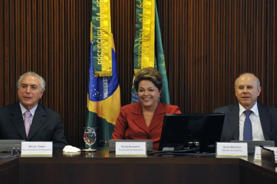 A presidente Dilma Roussef, o vice Michel Temer e o ministro Michel Temer O ministro da Fazenda, Guido Mantega, anunciaram nesta sexta-feira (15) medidas que, segundo ele, permitirão a ampliação da capacidade de investimento dos estados  