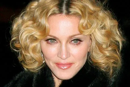 Sem maquiagem, Madonna exibe marcas de expressão na Itália