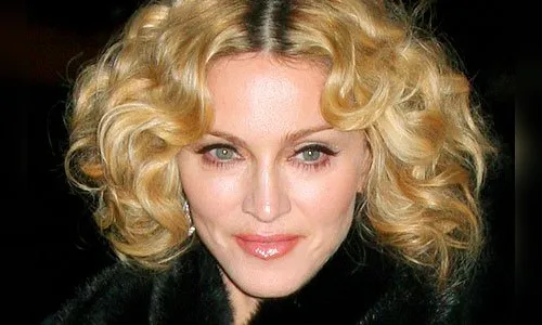 Sem maquiagem, Madonna exibe marcas de expressão na Itália