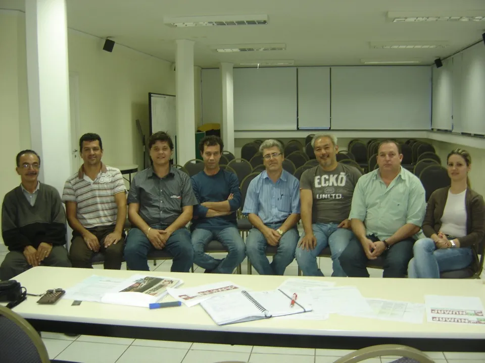 Integrantes do Núcleo Setorial de Móveis de Apucarana, reunidos na sede da ACIA 