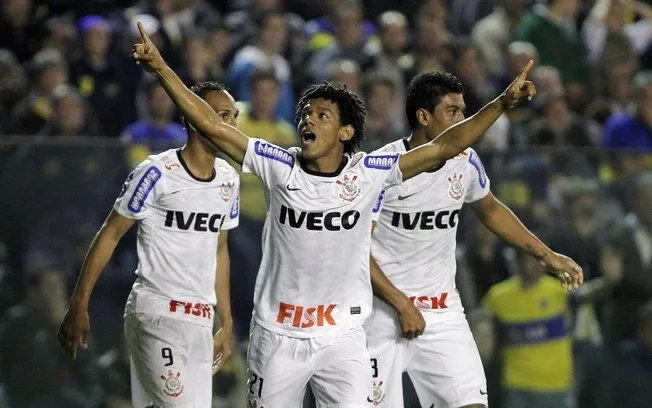  Romarinho brilha e Corinthians empata com o Boca 