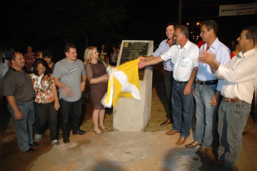  Regina,vice Valdir Magri, presidente da Câmara José Izalberti e demais lideranças descerram a placa inaugural das obras no Boa Vista 