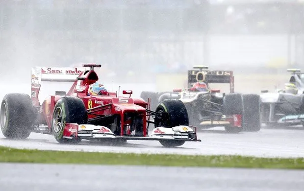 Com chuva, atraso e ola nos boxes, Alonso crava a pole em Silverstone