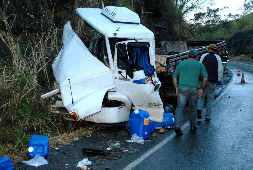 Apucarana: Caminhão com produto químico se envolve em acidente 