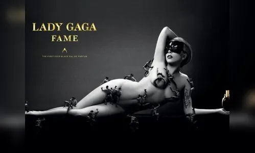 Lady GaGa posa nua para divulgar novo perfume