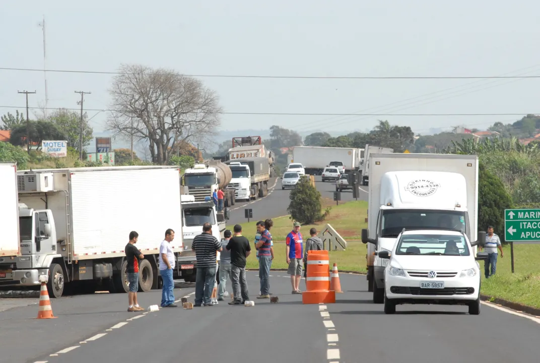 Em MG, caminhoneiros interditam 4 rodovias federais