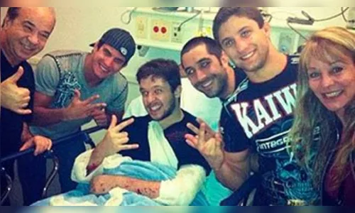 Cantor do KLB é atropelado ao atender fã