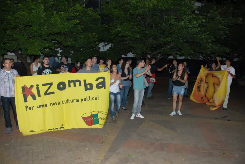  Estudantes chegaram a fazer um protesto em frente à Câmara, minutos antes do início da sessão 