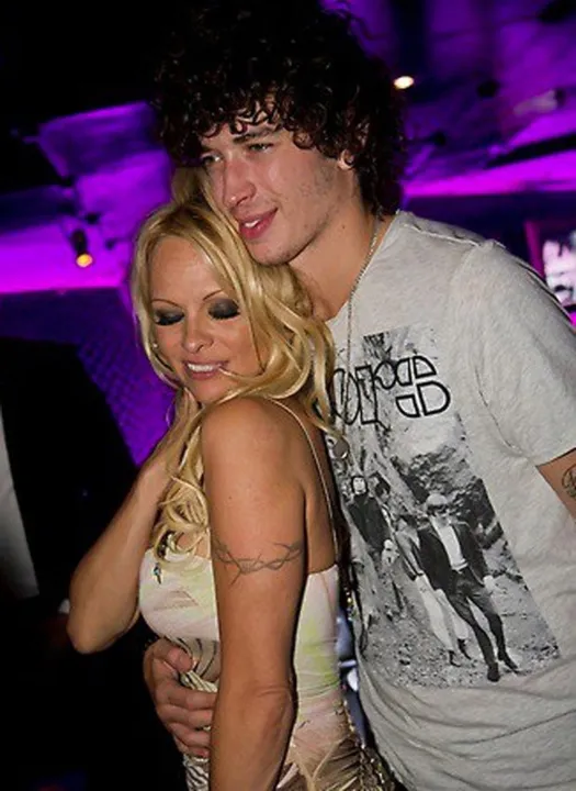 Pamela Anderson é flagrada com namorado 22 anos mais novo