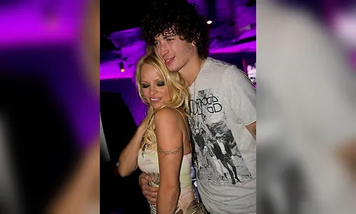 Pamela Anderson é flagrada com namorado 22 anos mais novo