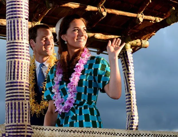 Kate e o príncipe William passeiam em carro decorado nas Ilhas Salomão.  - Foto: Daniel Munoz/Reuters