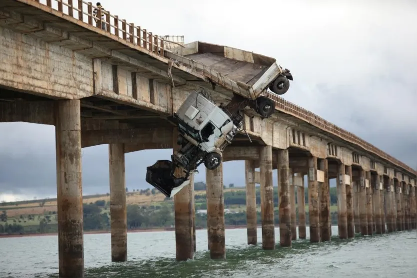  Um acidente envolvendo um caminhão bi-trem Volvo NH, placas de Ponta Grossa, por pouco nâo teve consequências mais graves durante o final de semana 