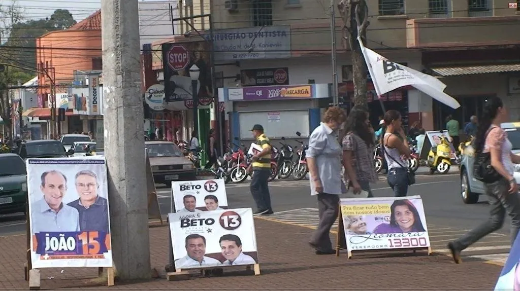 Cabos eleitorais disputam espaços no centro de Apucarana