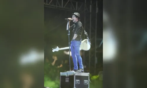 Baixista do Simple Plan enfia a mão na calça e cheira logo depois