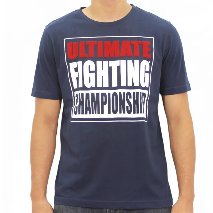 As camisetas possuem estampas e etiquetas da marca Ultimate Fight Championship (UFC), que é a principal competição de MMA em todo o mundo.