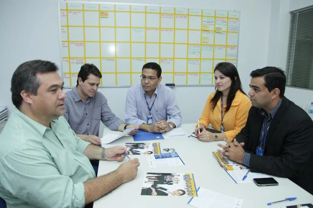  Beto Preto e Junior da Femac, em reunião com o gerente executivo do SENAC, Agnaldo Alves Cassemiro e sua equipe de trabalho