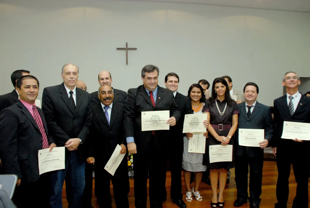    Prefeito eleito de Apucarana, Beto Preto (PT), e vereadores durante diplomação   