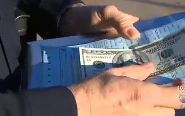 Policial comovido dá multa junto com nota de US$ 100 