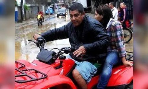 Zeca Pagodinho ajuda moradores do Xerém