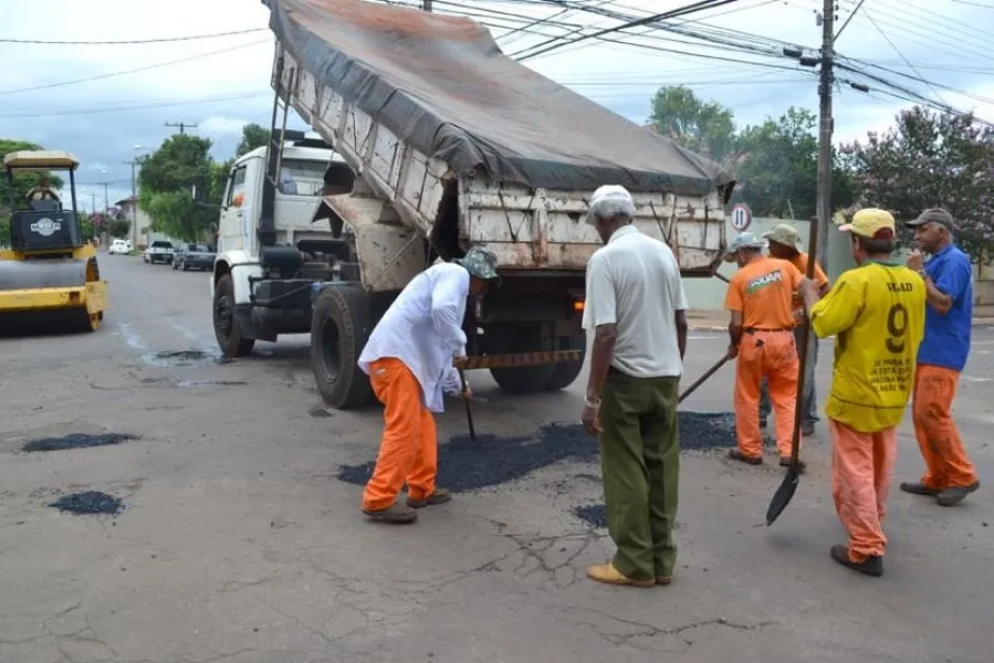 Secretaria de Obras e Codar iniciam recuperação de ruas em Arapongas