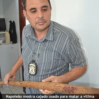 Escrivão Napoleão mostra cajado utilizado em homicídio que vitimou caseiro 