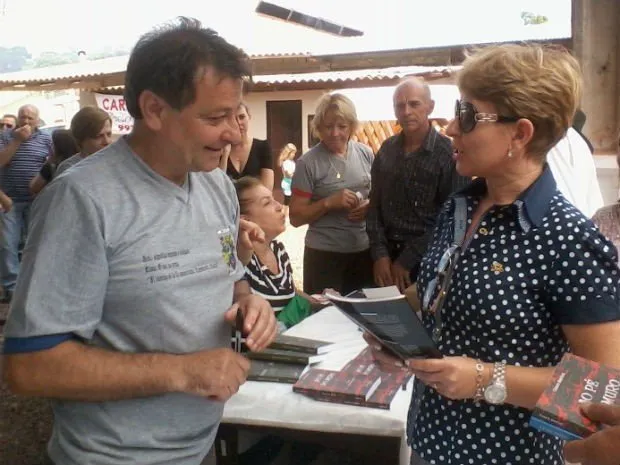 O ex-ativista político italiano Cesare Battisti distribuiu autógrafos e tirou fotos no 11º Encontro da Família Battisti no distrito de Bom Princípio, em Toledo, no oeste do Paraná (Foto: Murilo Battisti)