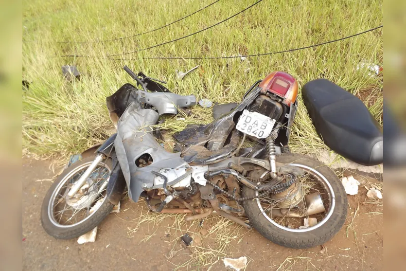  Caminhão arrastou uma motocicleta que estava estacionada por mais de 50 metros (Cindy Annielli) 