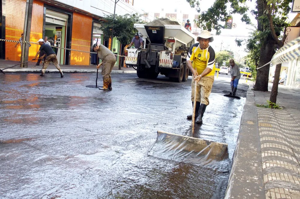 Rua central de Apucarana recebe manutenção asfáltica
