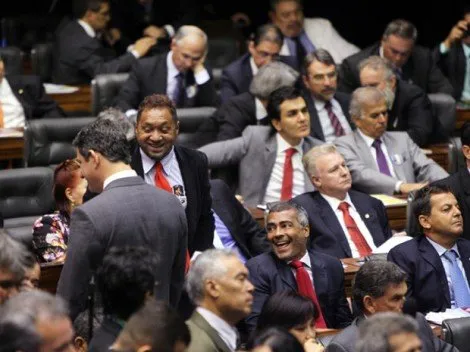 Tiririca conta piada para Romário durante eleição na Câmara