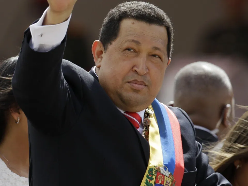  De formação militar, Chávez ficou conhecido por retórica anti-Estados Unidos e polêmicas.