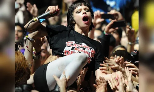 Socos e banho de xixi: veja músicos 'barraqueiros' do Lolla