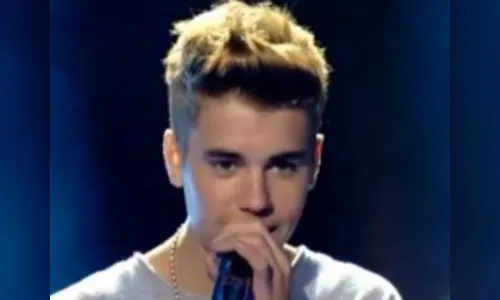 'Biebermaníacas' comem 'quentinha' e usam banheiro químico