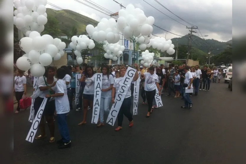  Missa em Realengo homenageia jovens assassinados em escola no Rio 