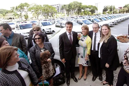 Beto e Fernanda Richa entregam 50 veículos para ação social