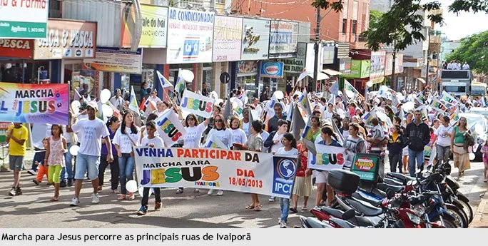 A Marcha para Jesus iniciou em frente à Prefeitura Municipal e seguiu pelas principais avenidas de Ivaiporã 