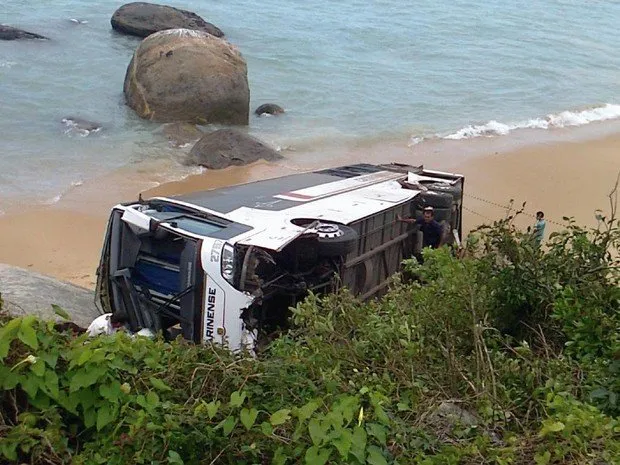 Veículo ia de Florianópolis a Curitiba quando caiu em praia (Foto: Denise Félix/RBS TV) 