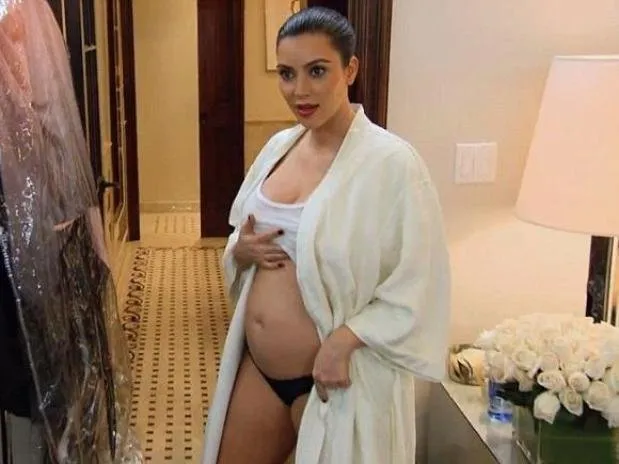  Na reta final de sua gestação, a socialite apareceu no reality show Keeping Up With The Kardashians dizendo que quer tentar comer sua placenta