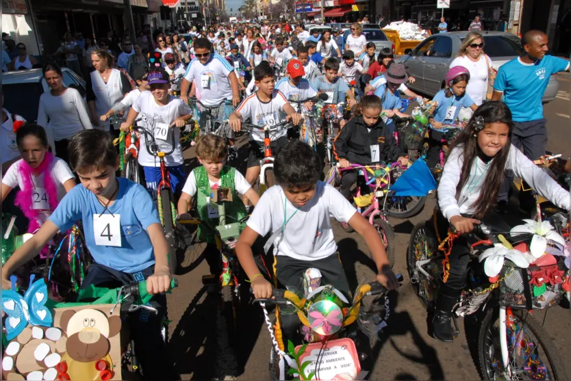   Centenas de crianças enfeitaram as suas bicicletas para a passeata no centro da cidade |  Delair Garcia 