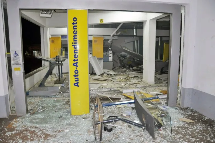  Bandidos explodem caixa eletrônico em São João do Ivaí