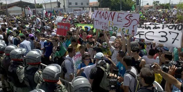 Em Fortaleza, manifestação pede afastamento de Dilma - Crédito da foto - www.uai.com.br