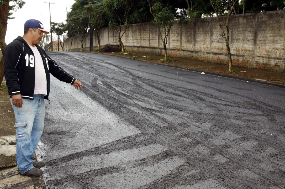 Apucarana: Motoristas desrespeitam aplicação de lama asfáltica - Assessoria de imprensa da Prefeitura de Apucarana/Edosn Denobi