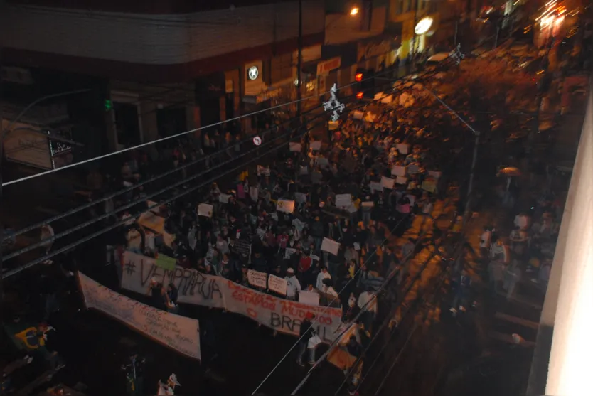  Protesto contra a corrupção reúne 1,5 mil pessoas em Arapongas  