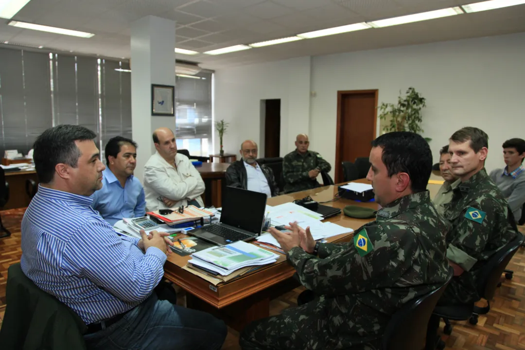  Prefeito beto Preto evereadores em reunião com coronel Monteiro e tenente Rudimar