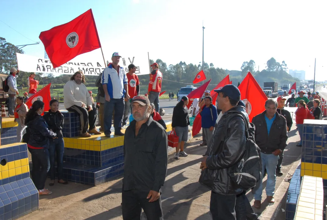 Sem -Terra fazem protesto na praça de pedágio de Arapongas (Delair Garcia - Tribuna do Norte)