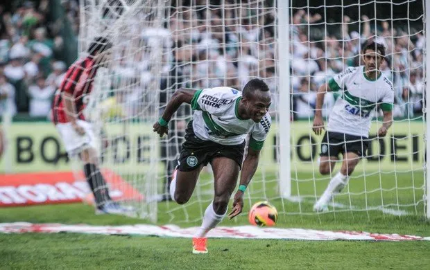  Geraldo comemora o único gol do jogo, que deu a vitória ao Coritiba (Foto: Joka Madruga/Agência Estado)