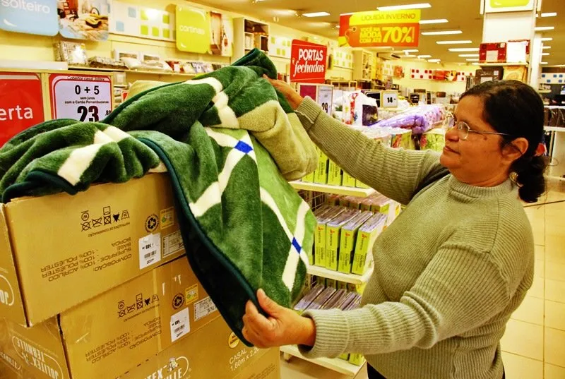  Frio levou a consumidora Neusa Ferreira Francisco a comprar cobertores nesta semana