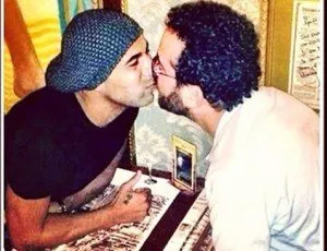 Sheik dá selinho em amigo (Foto: Instagram)