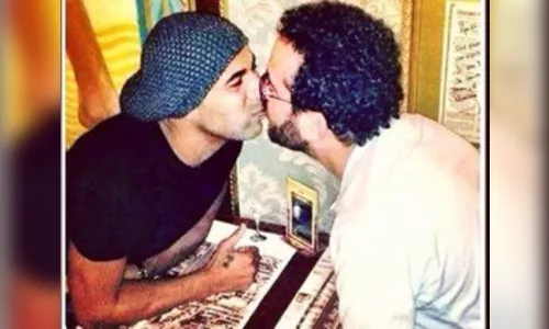 Após beijo, Sheik ganha aplausos e críticas