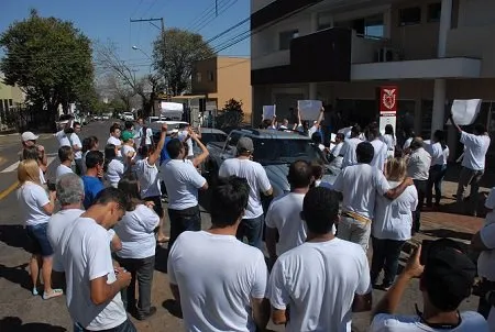 Funcionários de frigorífico fazem ato de protesto em frente ao MP - Foto - Sérgio Tibi