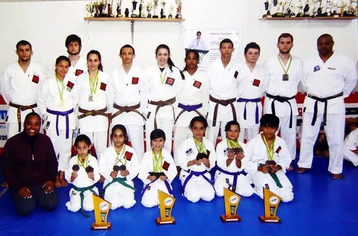 Vários atletas de Apucarana conquistaram o título de campeão, em diversas categorias, no XXV Campeonato Brasileiro de Karatê-dô Tradicional (Divulgação)